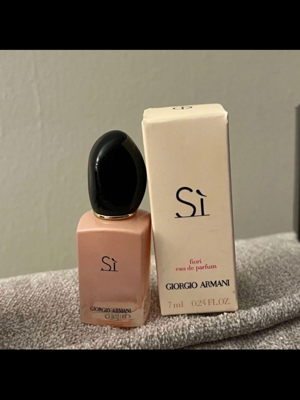 Giorgio Armani Sì Fiori Pink and Black Fragrance Bottle
